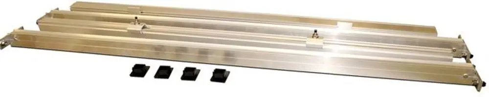 Aluminiumprofil-Schienensystem von Wolf, bestehend aus mehreren getrennten langen Schienen und Befestigungsteilen, geeignet für Montagen und Konstruktionen.